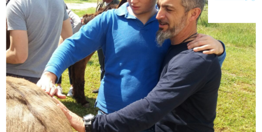 Questa immagine mostra i volontari di Azione X OdV di Trapani che accarezzano equini insieme con ragazzi speciali durante il progetto fattoria didattica