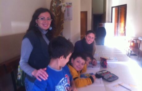 Progetto Centro di ascolto mobile di Azione X OdV di Trapani doposcuola Xitta e operatrice con tre bambini
