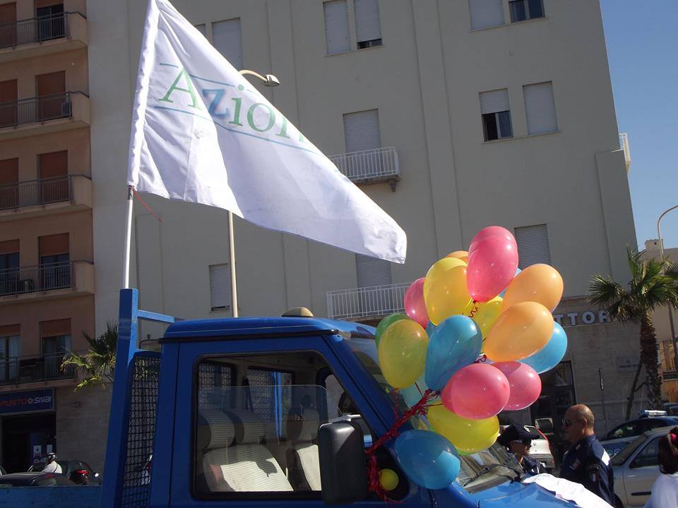 Progetto Centro di ascolto mobile di Azione X OdV di Trapani e bandiera della Associazione con palloncini