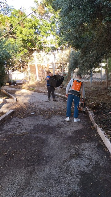 Azione X Organizzazione di volontariato e i suoi volontari sistemano il giardino botanico del Serraino Vulpitta e due operatori al lavoro