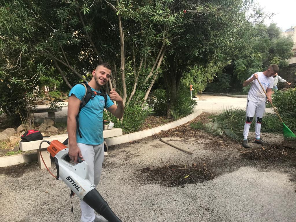 Azione X Organizzazione di volontariato e i suoi volontari sistemano il giardino botanico del Serraino Vulpitta e due operatori soddisfatti del lavoro
