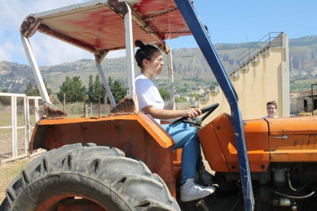 Gli operatori del progetto La fattoria sociale Azione X Organizzazione di volontariato di Trapani e l'operatore sul trattore
