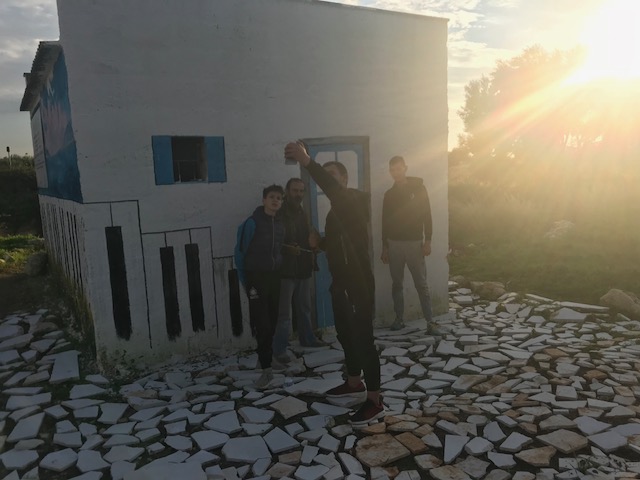 Gli operatori di Azione X OdV di Trapani recuperano la casina dell'Orto e si fanno i selfie dopo i lavori