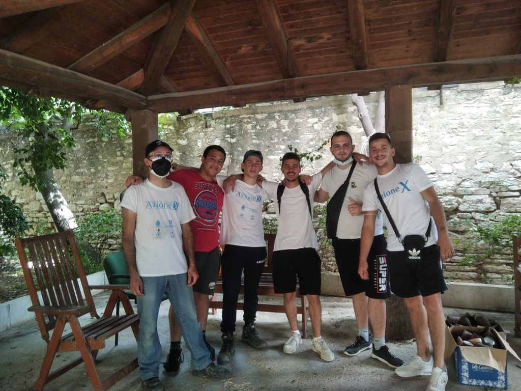 Gli operatori di Azione X Organizzazione di volontariato al Serraino Vulpitta di Trapani per La rinascita del giardino botanico