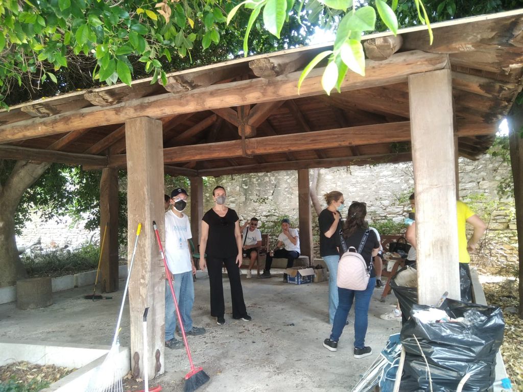 Gli operatori di Azione X Organizzazione di volontariato al Serraino Vulpitta di Trapani per il progetto La rinascita del giardino botanico