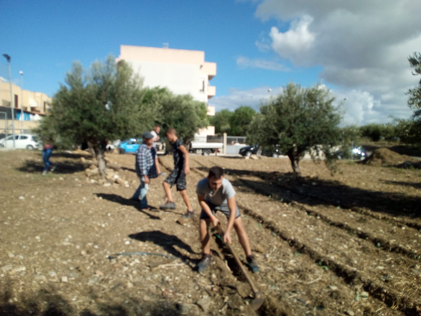 Gli operatori di Azione X Organizzazione di volontariato di Trapani durante la lavorazione del terreno per il progetto Coltiviamo la legalità Orto urbano