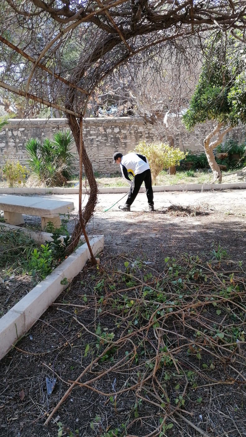 I volontari di Azione X OdV di Trapani ripuliscono il Serraino Vulpitta per La rinascita del giardino botanico