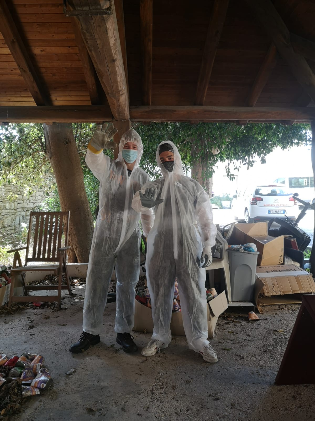 I volontari di Azione X OdV di Trapani ripuliscono il giardino del Serraino Vulpitta per La rinascita del giardino